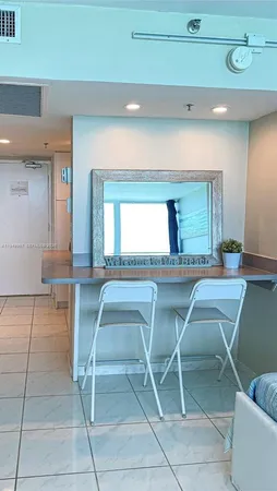 $2,000 | 5445 Collins Avenue, Unit 1425, Miami Beach, FL 33140