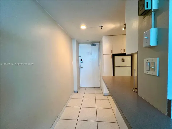 $2,000 | 5445 Collins Avenue, Unit 1425, Miami Beach, FL 33140