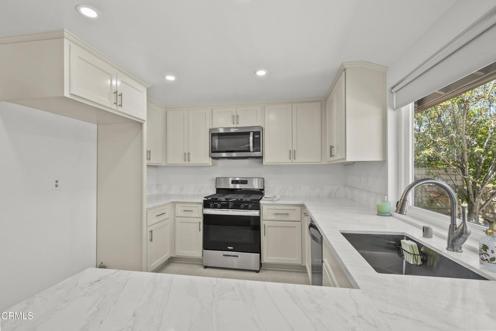 9426 Carlynn Place Tujunga, CA 91042 - Photo 10 of 37 9426 Carlynn Pl for lease listed by Robb