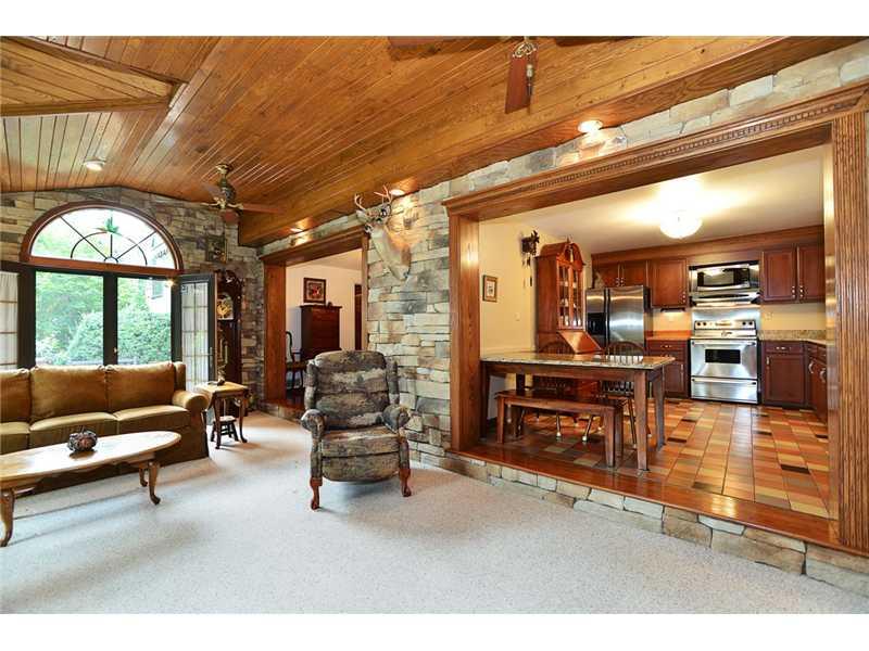 9 Winthrop Road Rosslyn Farms, PA 15106 - Photo 11 of 25 Family Room.