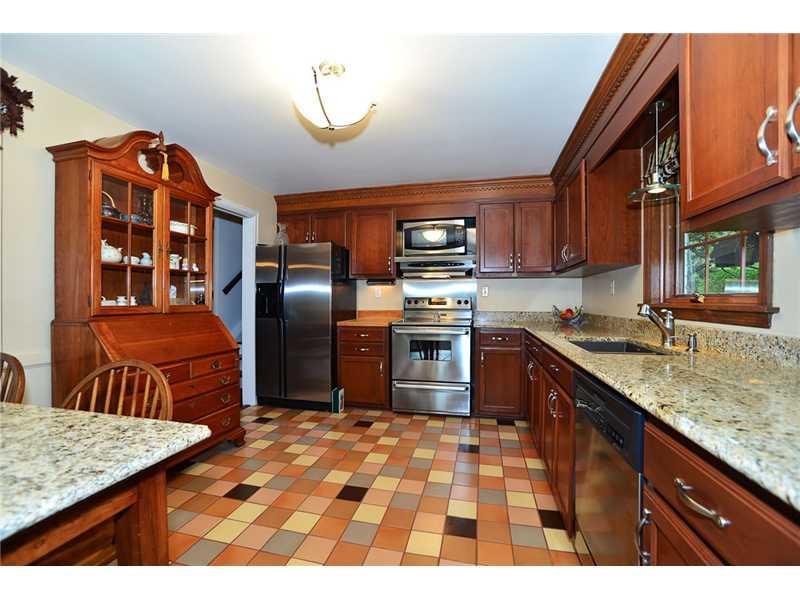9 Winthrop Road Rosslyn Farms, PA 15106 - Photo 15 of 25 Kitchen.