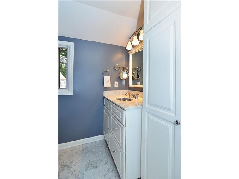 9 Winthrop Road Rosslyn Farms, PA 15106 - Photo 20 of 25 Full Bath.