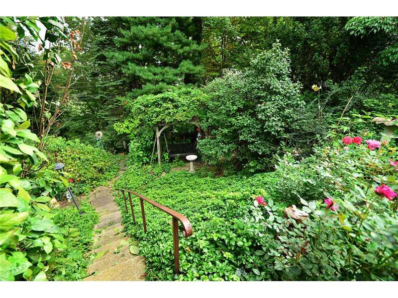 9 Winthrop Road Rosslyn Farms, PA 15106 - Photo 6 of 25 Yard/Garden.