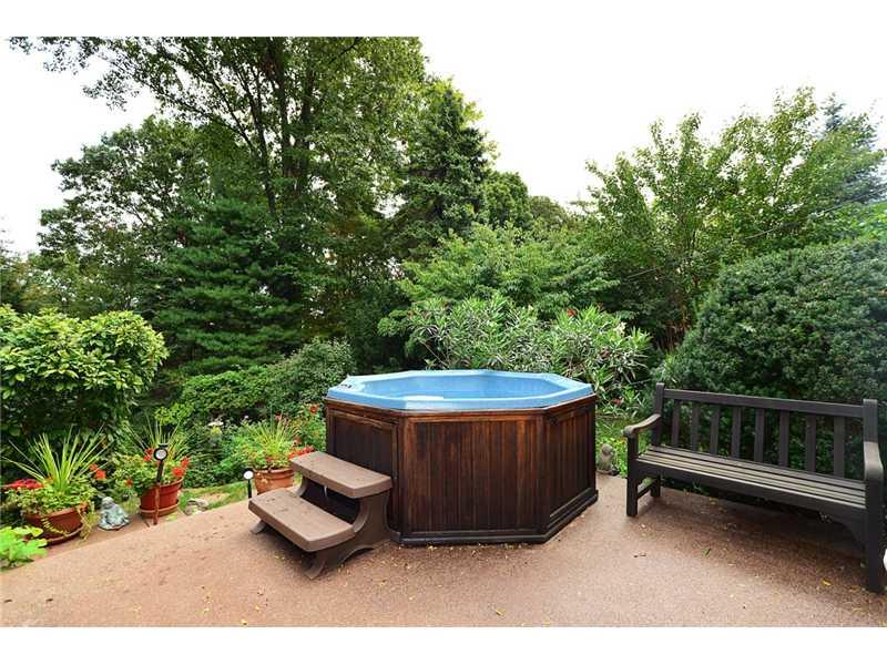 9 Winthrop Road Rosslyn Farms, PA 15106 - Photo 7 of 25 Patio/Deck.