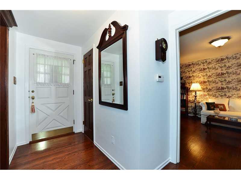 9 Winthrop Road Rosslyn Farms, PA 15106 - Photo 8 of 25 Entry/Foyer.