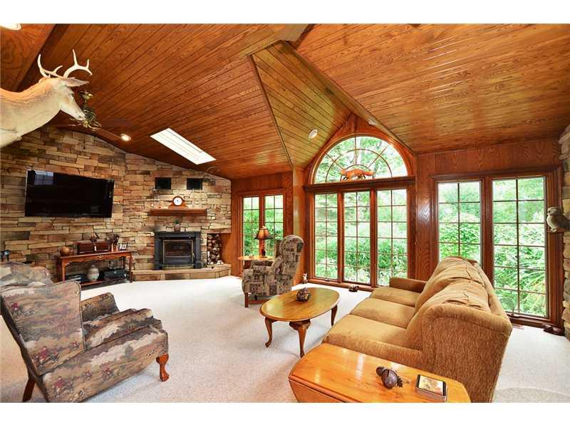 9 Winthrop Road Rosslyn Farms, PA 15106 - Photo 10 of 25 Family Room.