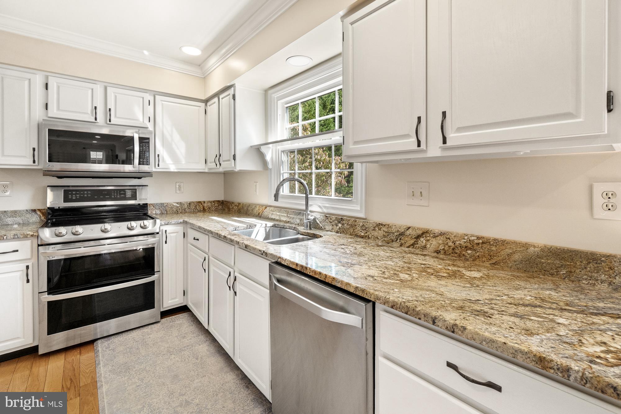 17226 Spates Hill Road Poolesville, MD 20837 - Photo 26 of 70 So much counter space!