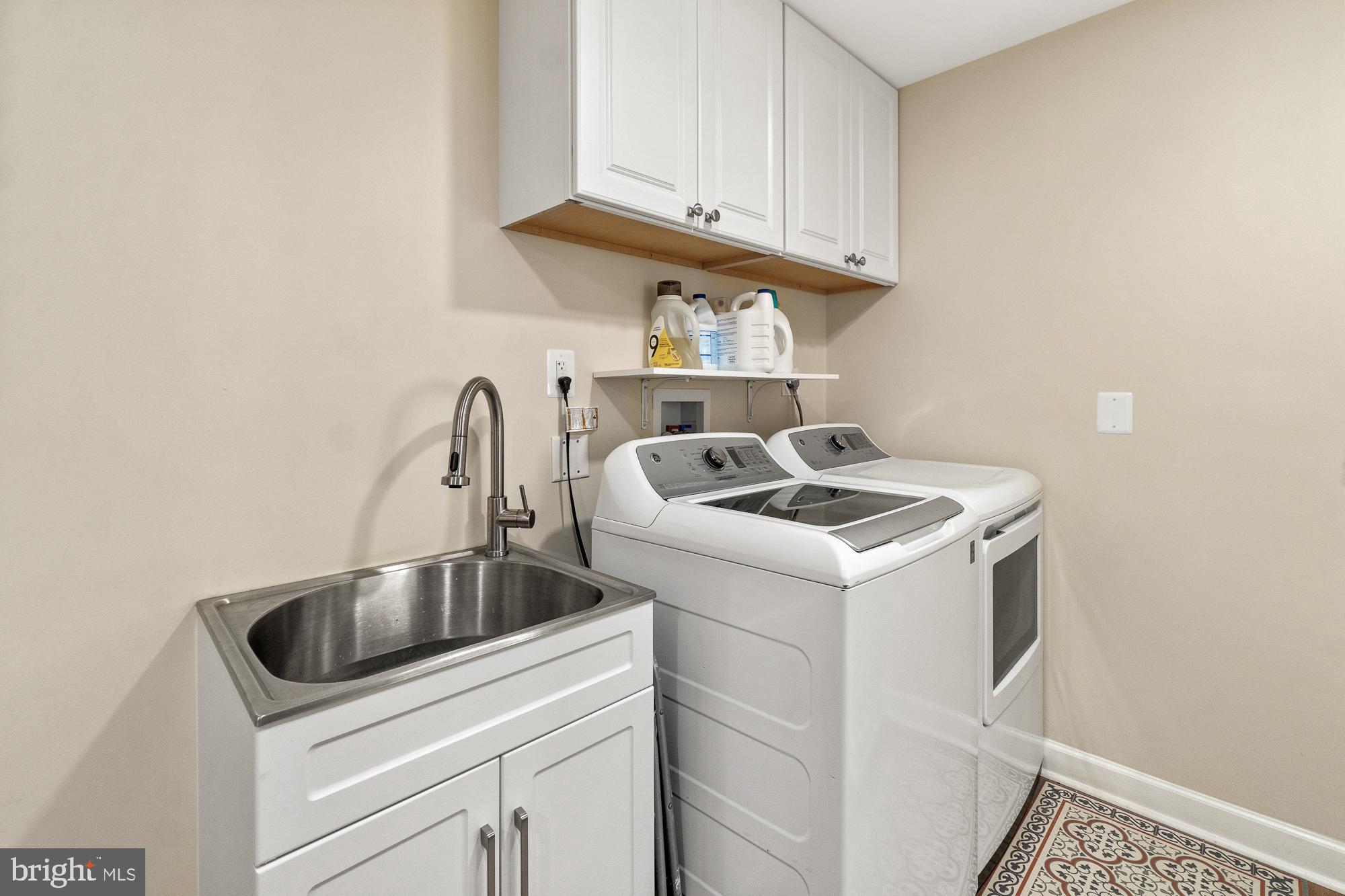 17226 Spates Hill Road Poolesville, MD 20837 - Photo 32 of 70 Main level washer and dryer room with sink