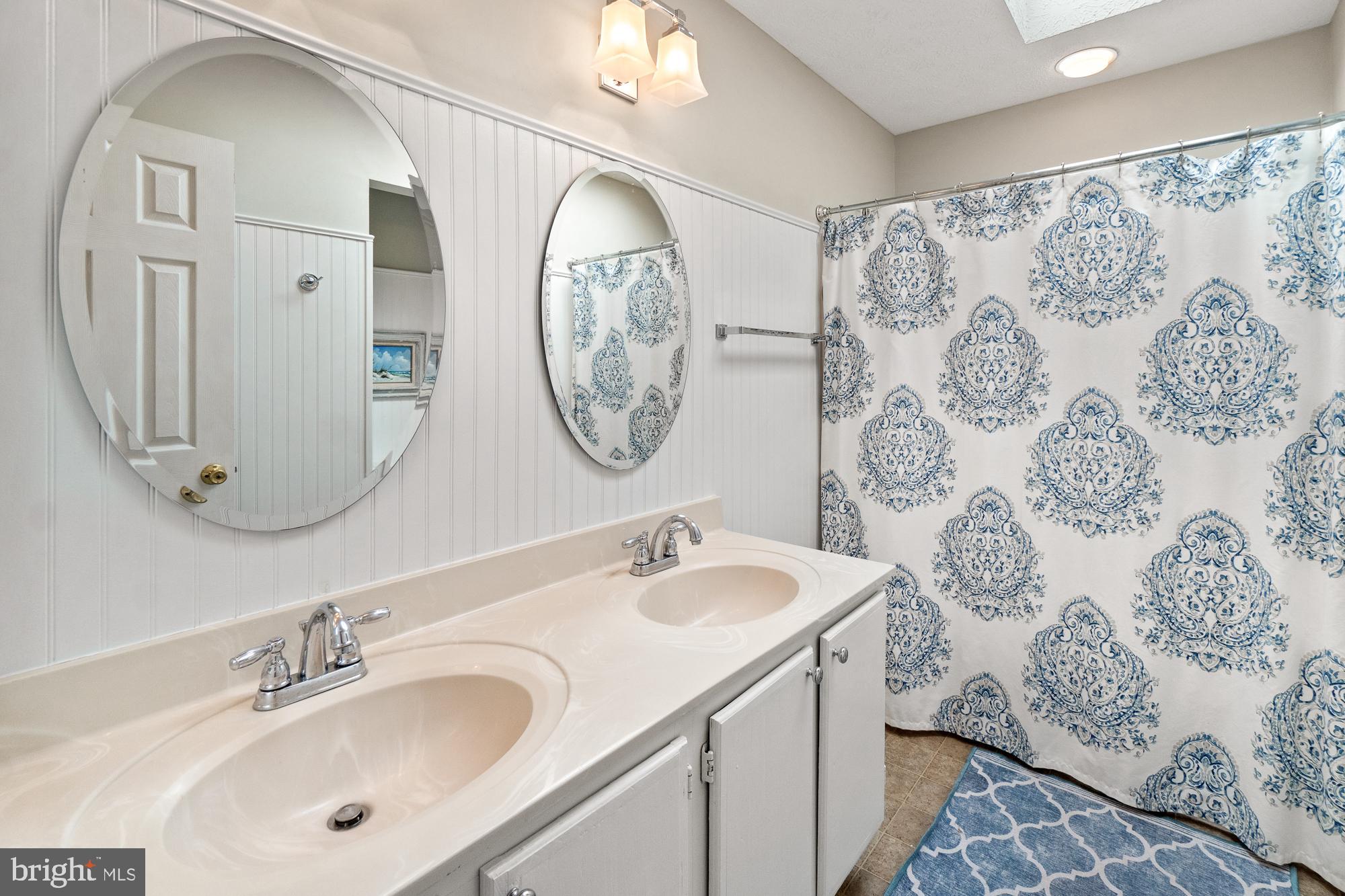 17226 Spates Hill Road Poolesville, MD 20837 - Photo 41 of 70 Upgraded hall bath with skylight!