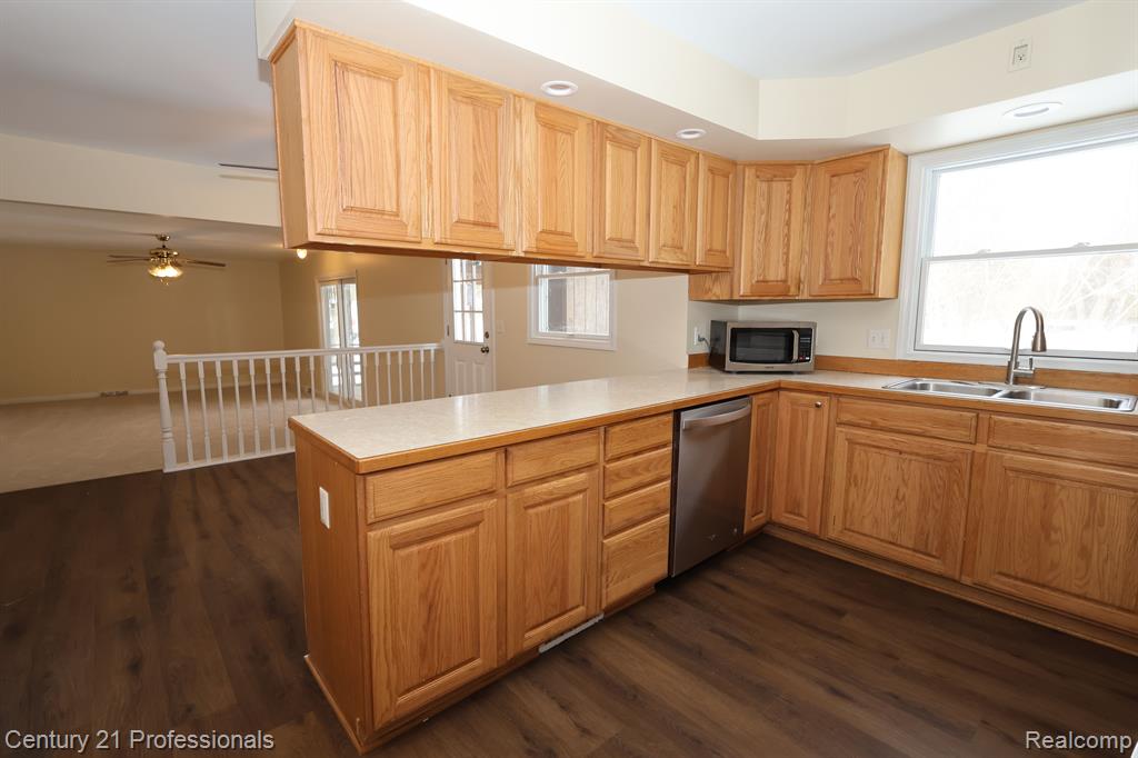 6481 Winans Lake Road Brighton, MI 48116 - Photo 6 of 19 Gallery Image 6