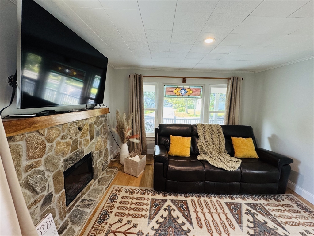 294 Whalom Road Lunenburg, MA 01462 - Photo 6 of 32