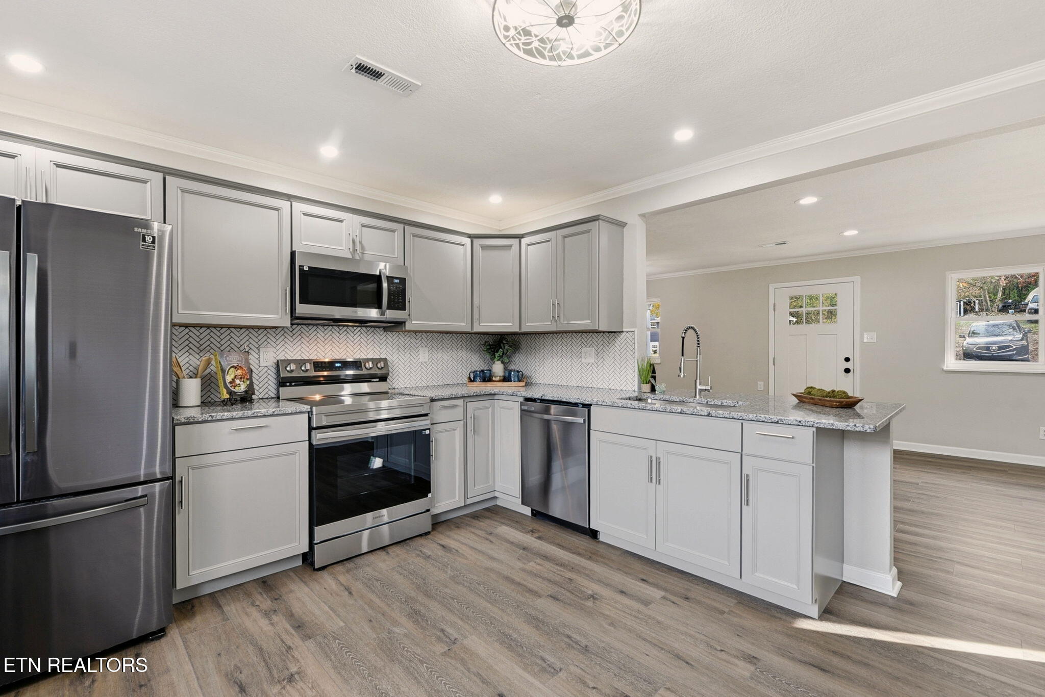 1407 Peltier Road Knoxville, TN 37912 - Photo 9 of 39 10-web-or-mls-Pltr1407 (26)