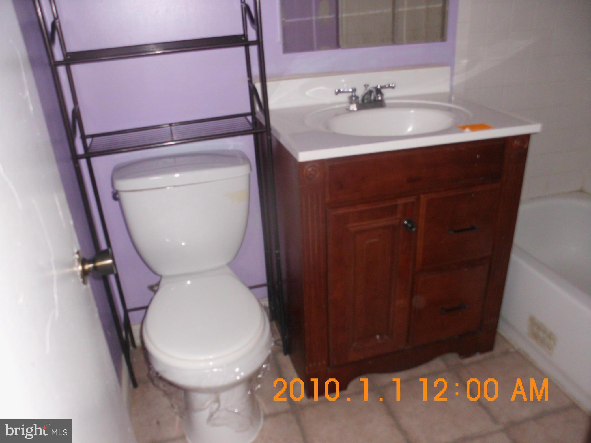 9282 Adelphi Road, Unit 3 Hyattsville, MD 20783 - Photo 10 of 18 Bath (Master)