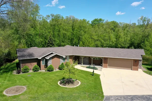 $469,500 | 27 Birchwood Lane, St. Anne, IL 60964