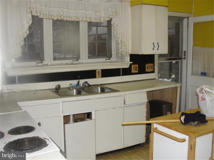 2418 Ashbourne Road Wyncote, PA 19095 - Photo 5 of 8 Kitchen