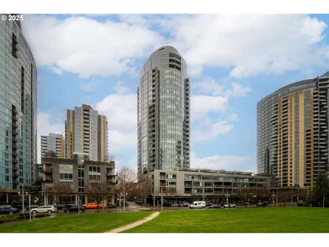 $449,900 | 3601 South River Parkway, Unit 800, Portland, OR 97239