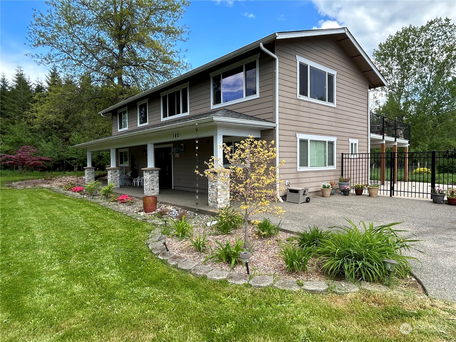 142 Literal Road Chehalis, WA 98532 - Photo 1 of 40 a front view of a house with a yard table and chairs