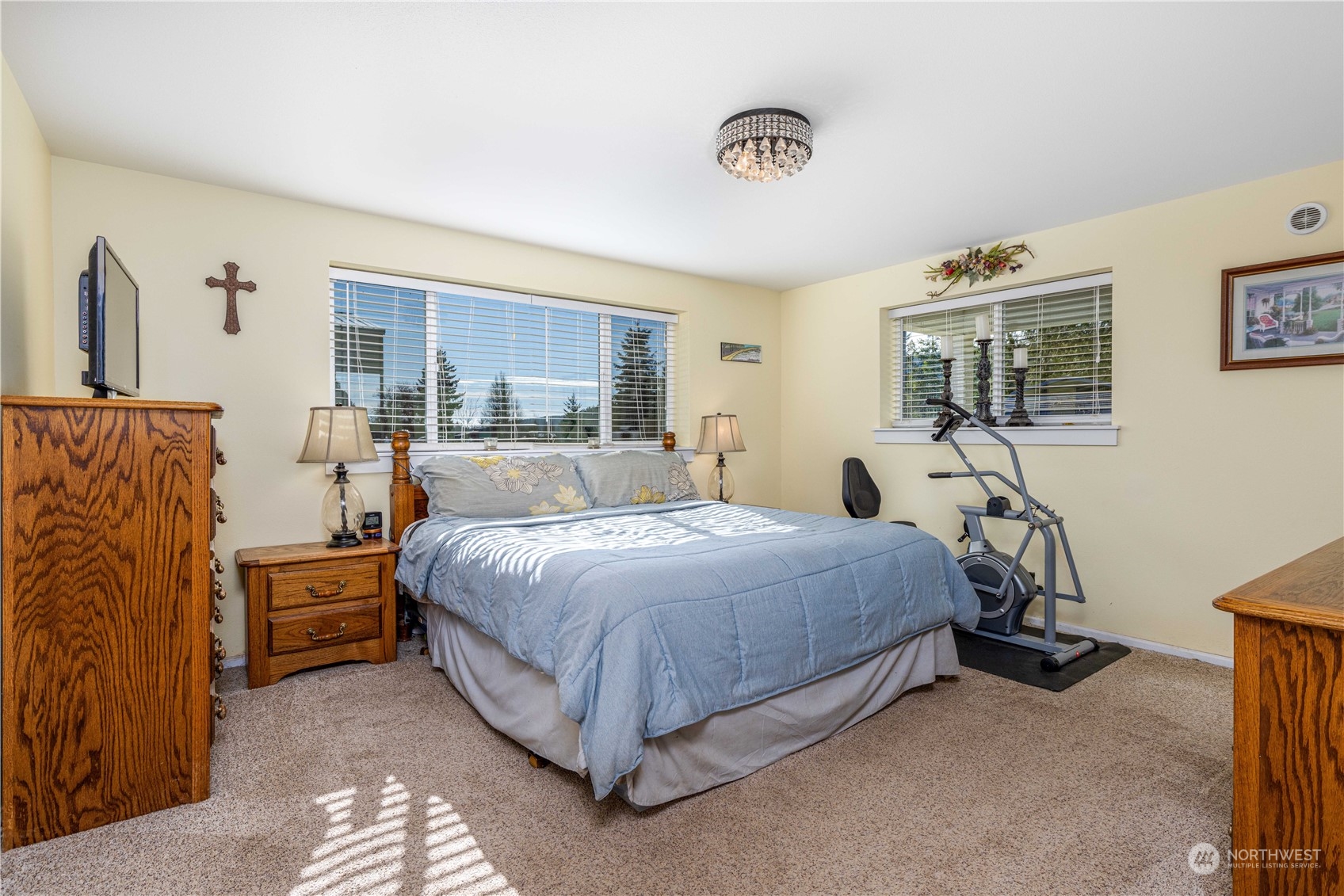142 Literal Road Chehalis, WA 98532 - Photo 11 of 40 a spacious bedroom with a bed and a table