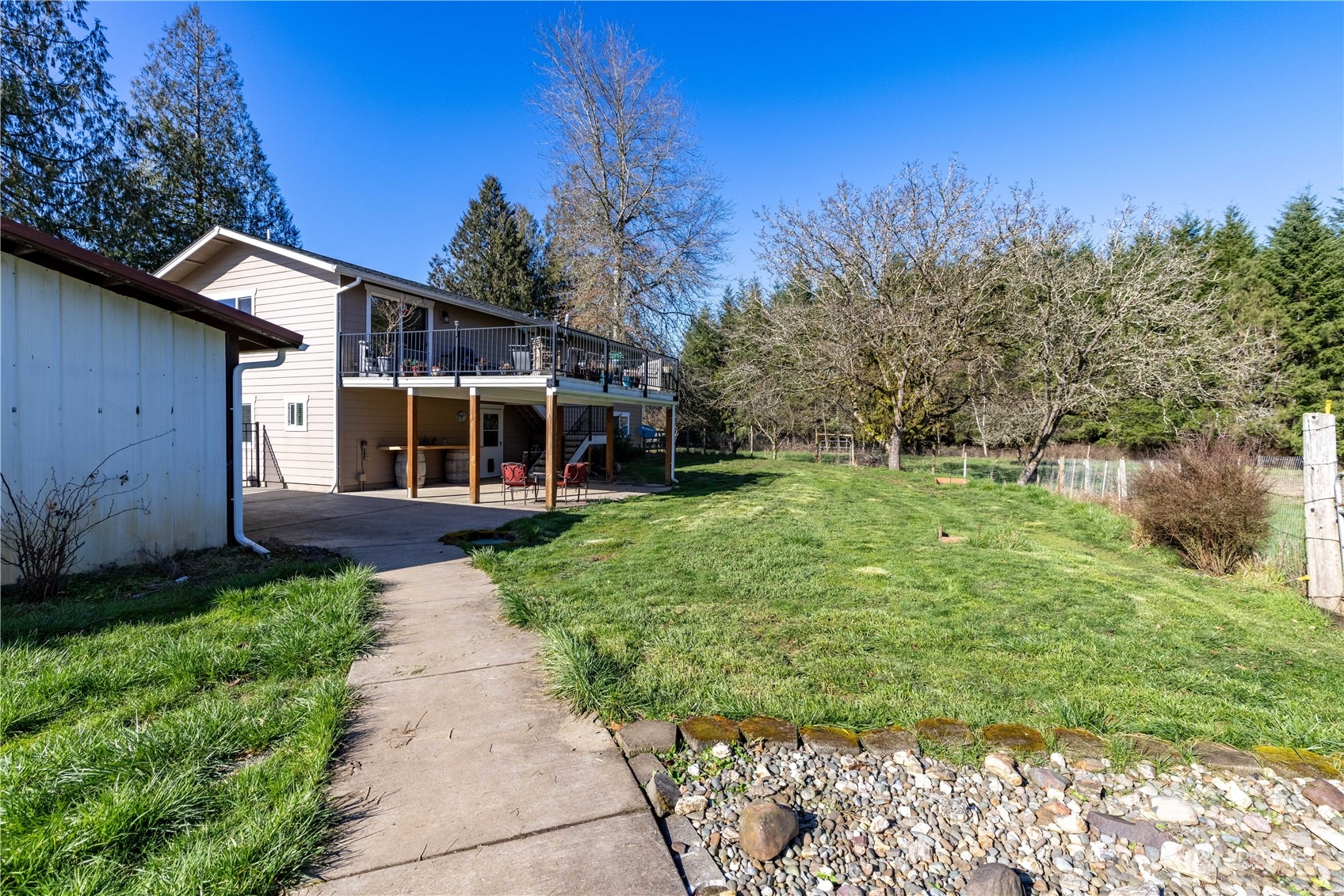 142 Literal Road Chehalis, WA 98532 - Photo 30 of 40 a front view of a house with garden
