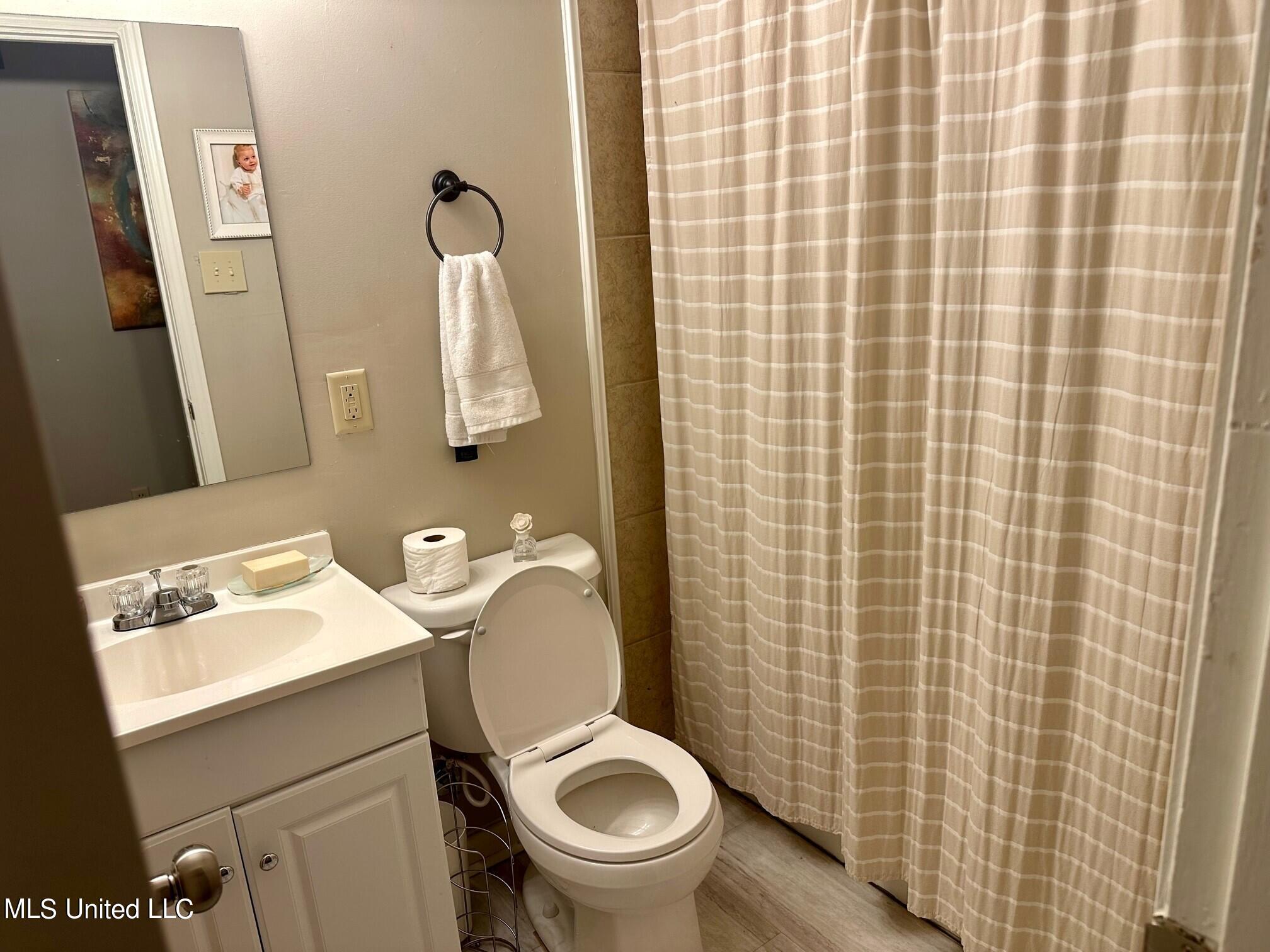 1505 Bellavista Road Cleveland, MS 38732 - Photo 8 of 14 guest bath