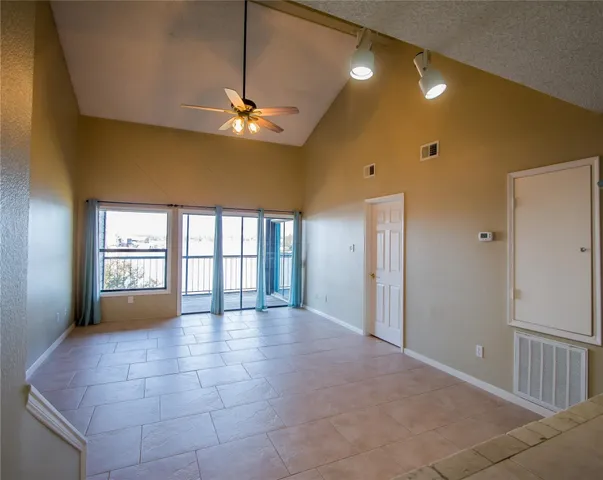 $2,000 | 202 Lakeview Terrace, Unit H, Conroe, TX 77356
