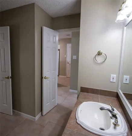 $1,950 | 202 Lakeview Terrace, Unit H, Conroe, TX 77356