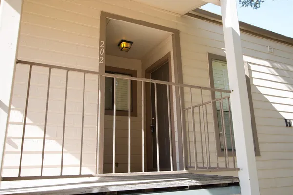 $1,950 | 202 Lakeview Terrace, Unit H, Conroe, TX 77356