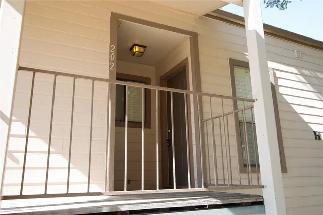 $2,000 | 202 Lakeview Terrace, Unit H, Conroe, TX 77356