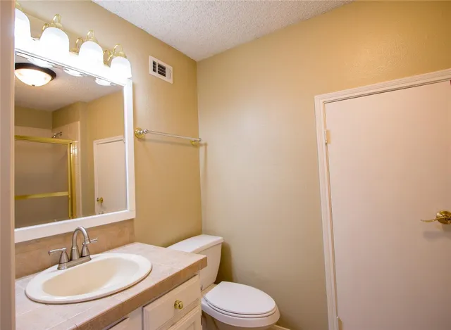 $2,000 | 202 Lakeview Terrace, Unit H, Conroe, TX 77356