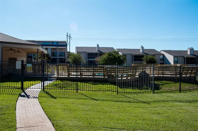 $2,000 | 202 Lakeview Terrace, Unit H, Conroe, TX 77356