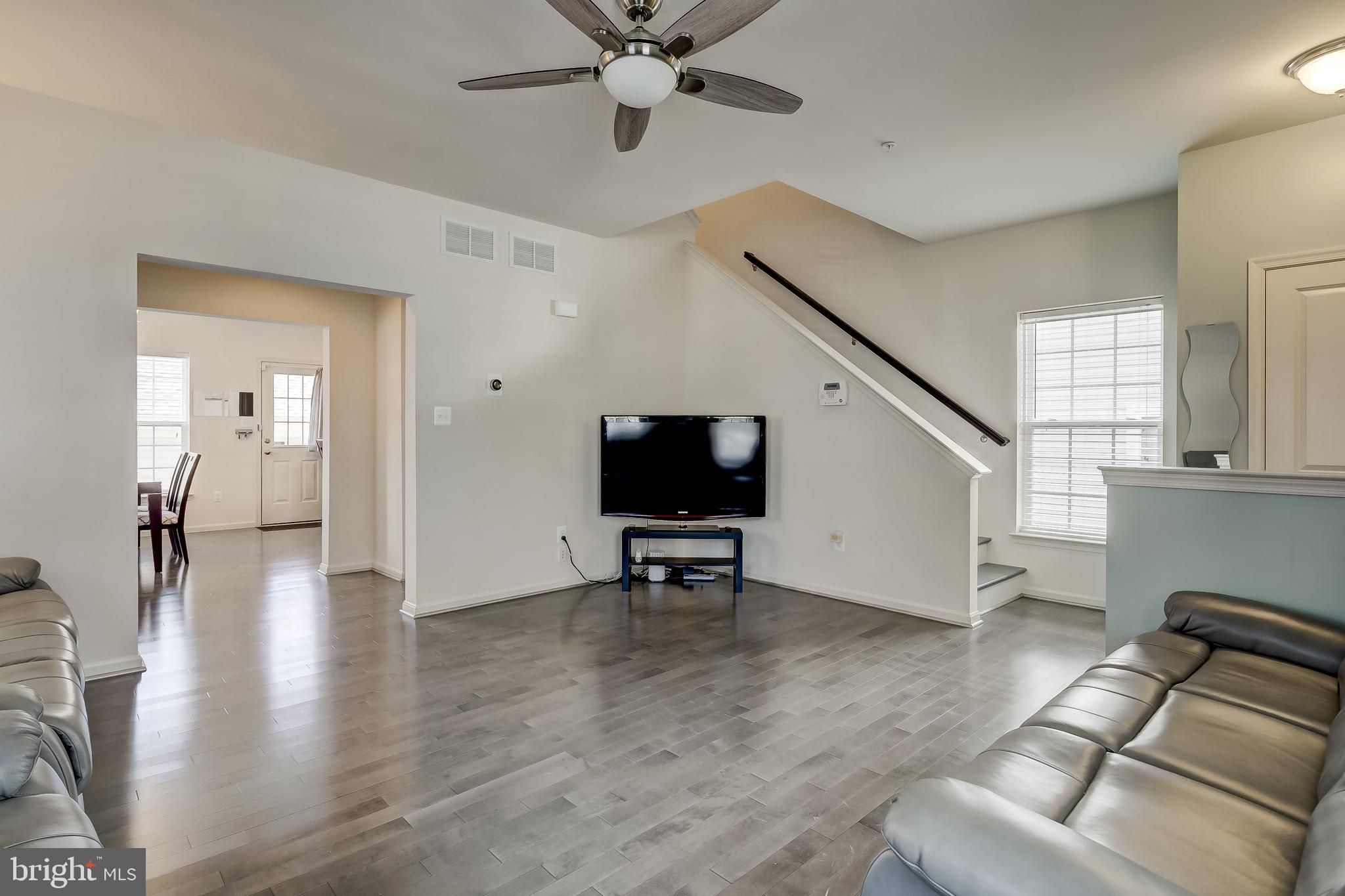 1638 Renaissance Drive Baltimore, MD 21221 - Photo 3 of 29 Living Room