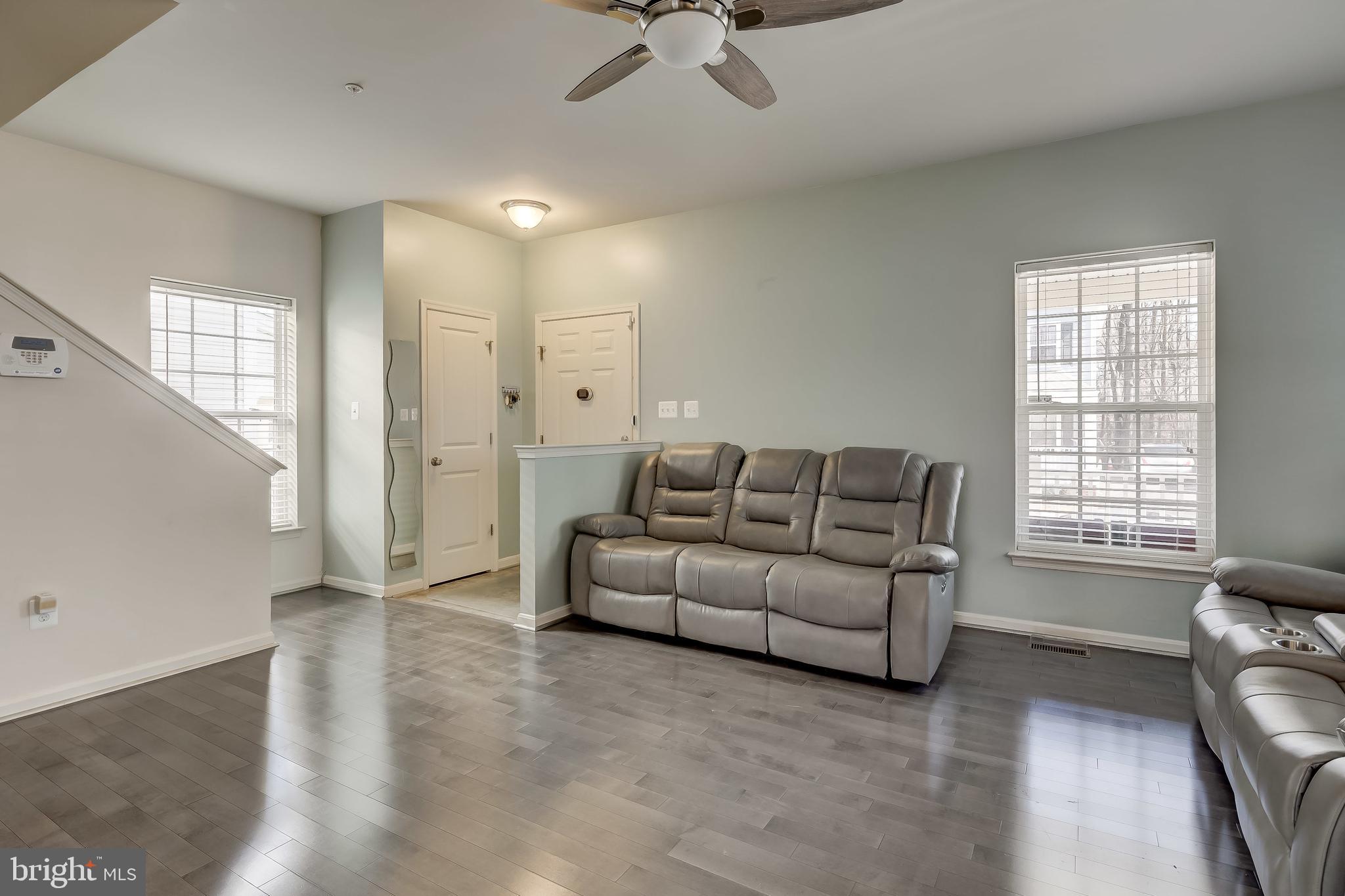 1638 Renaissance Drive Baltimore, MD 21221 - Photo 4 of 29 Living Room