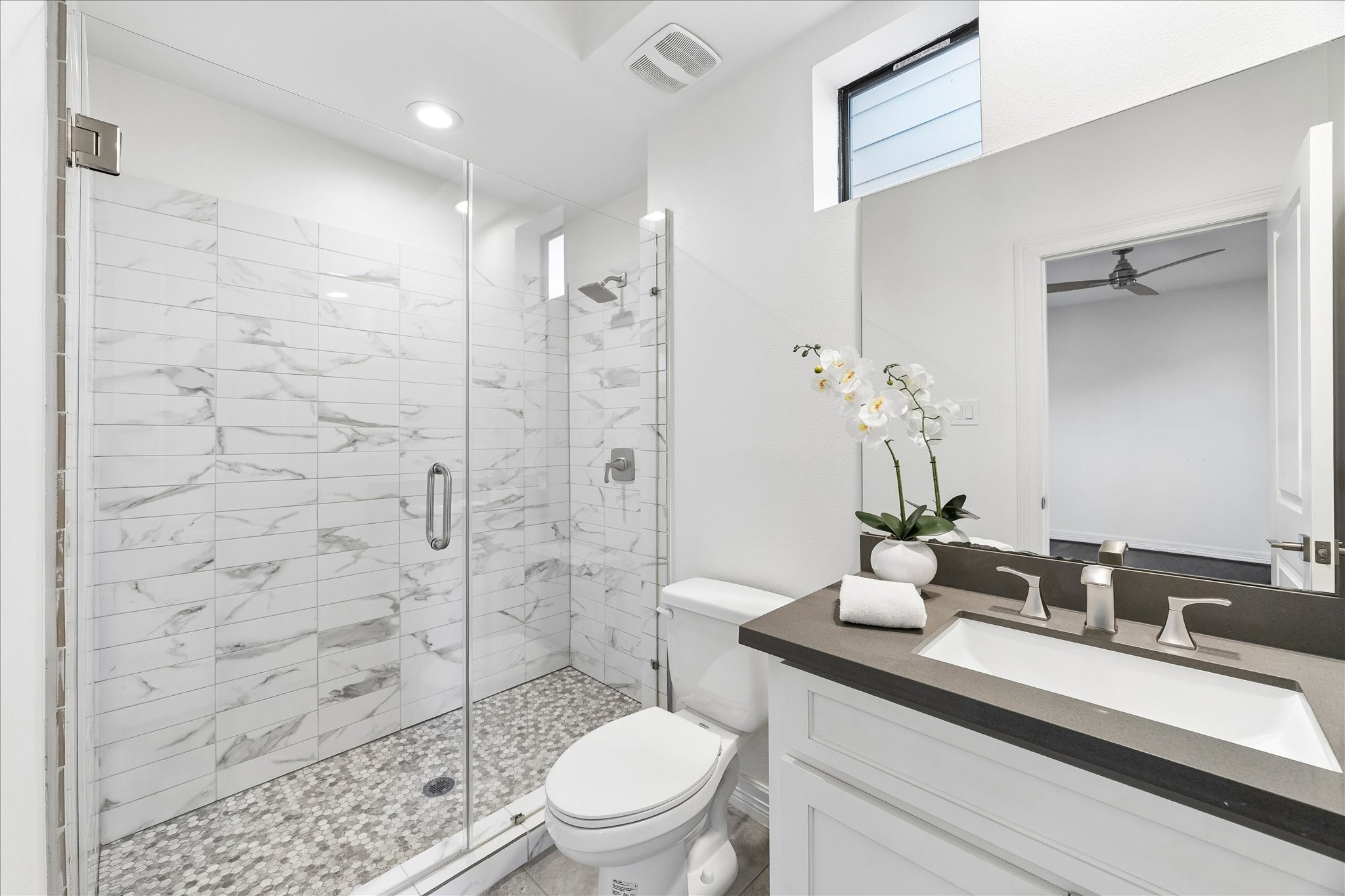 1012 Robin Street Houston, TX 77019 - Photo 29 of 36 3rd Floor guest bedroom with en-suite bathroom.