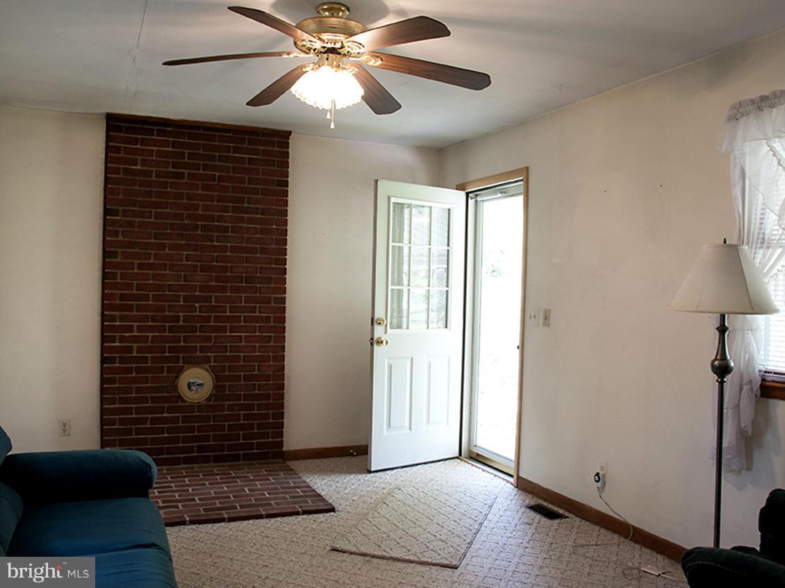 2438 East Ruhl Road Freeland, MD 21053 - Photo 4 of 18 Living Room