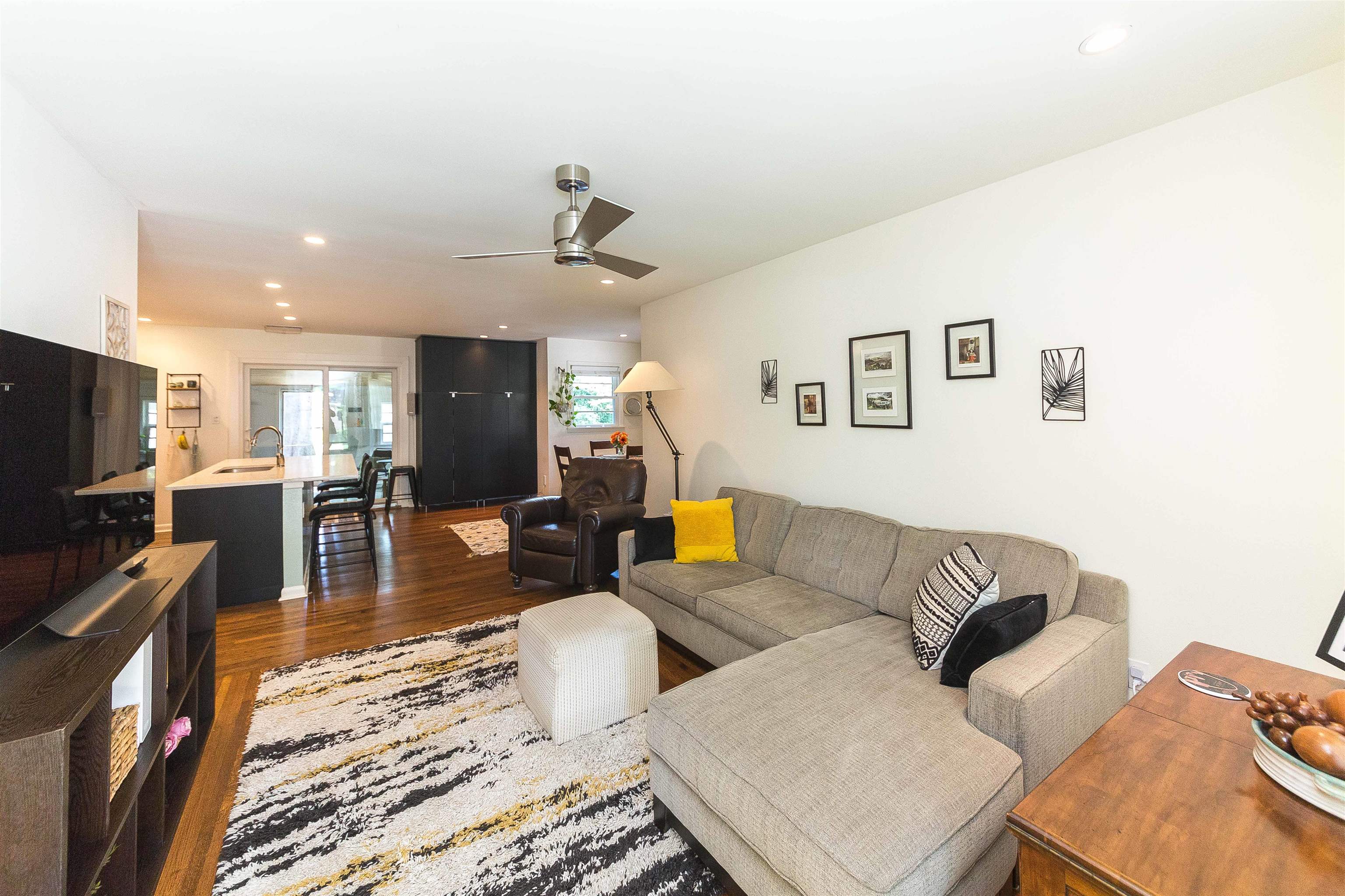 295 Montelo Road Memphis, TN 38120 - Photo 8 of 25 a living room with furniture and a flat screen tv
