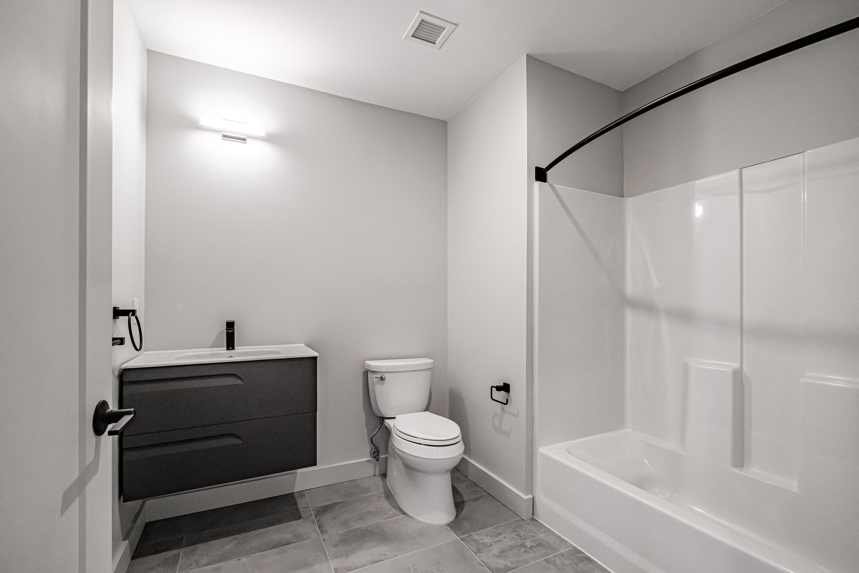 75 Chestnut Street, Unit 605 Portland, ME 04101 - Photo 19 of 40 Guest Bath with Tub
