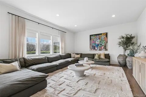 $4,000,000 | 22 Summer Drive, Southampton, NY 11968