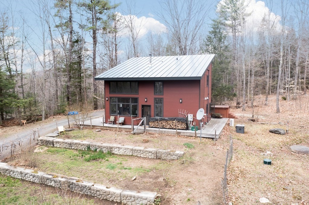 a view of a house with backyard
