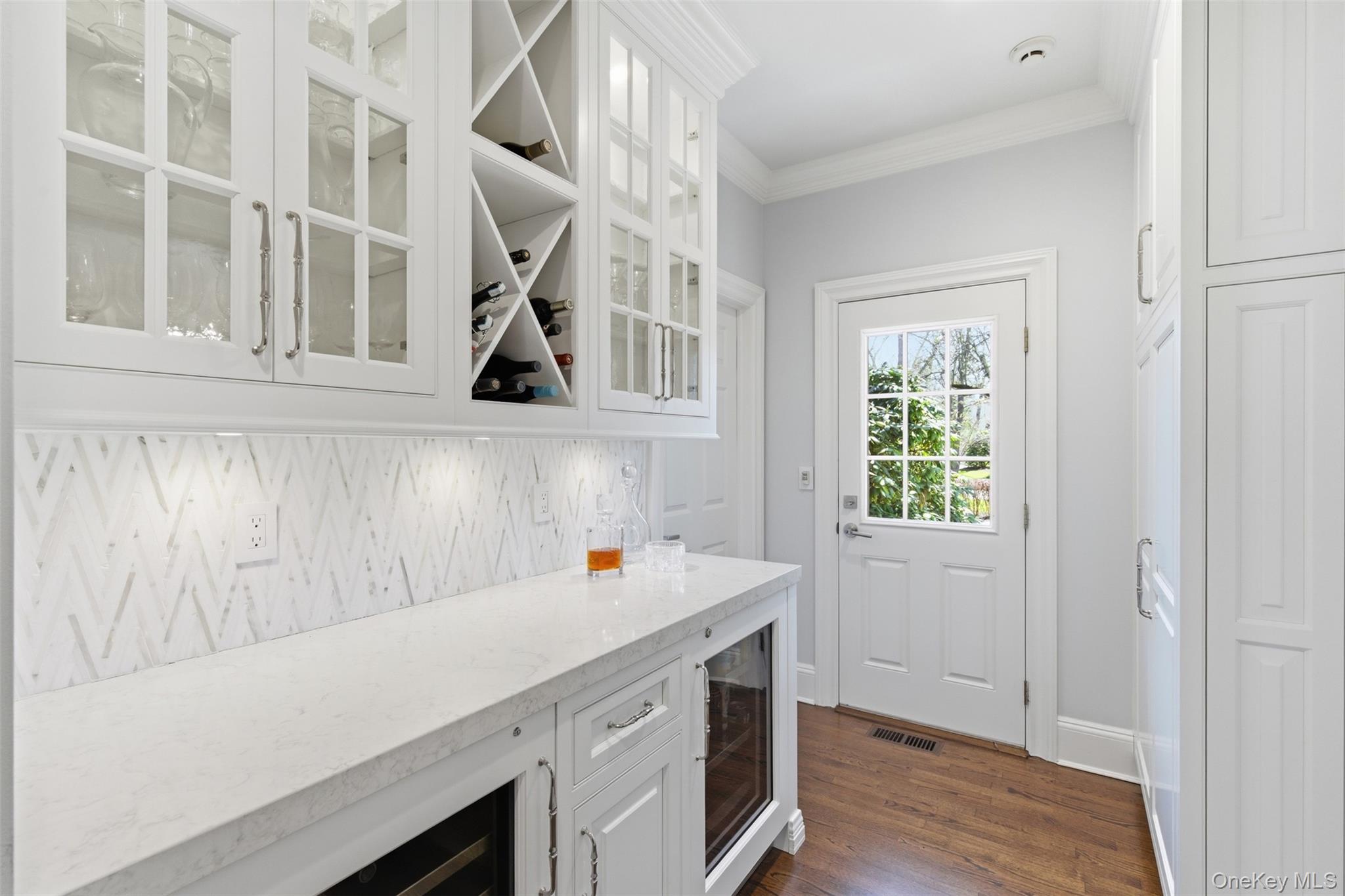 5 Toboggan Hill Path Cold Spring Harbor, NY 11724 - Photo 14 of 35 Butlers Pantry/Bar