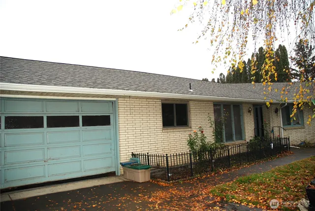 a view of house with backyard space and porch