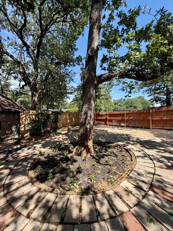 3609 Country Club Road Arlington, TX 76013 - Photo 39 of 40 a backyard of a house with lots of green space
