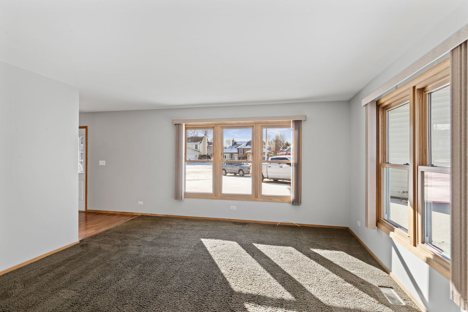 1136 10 Pin Lane Zion, IL 60099 - Photo 4 of 33