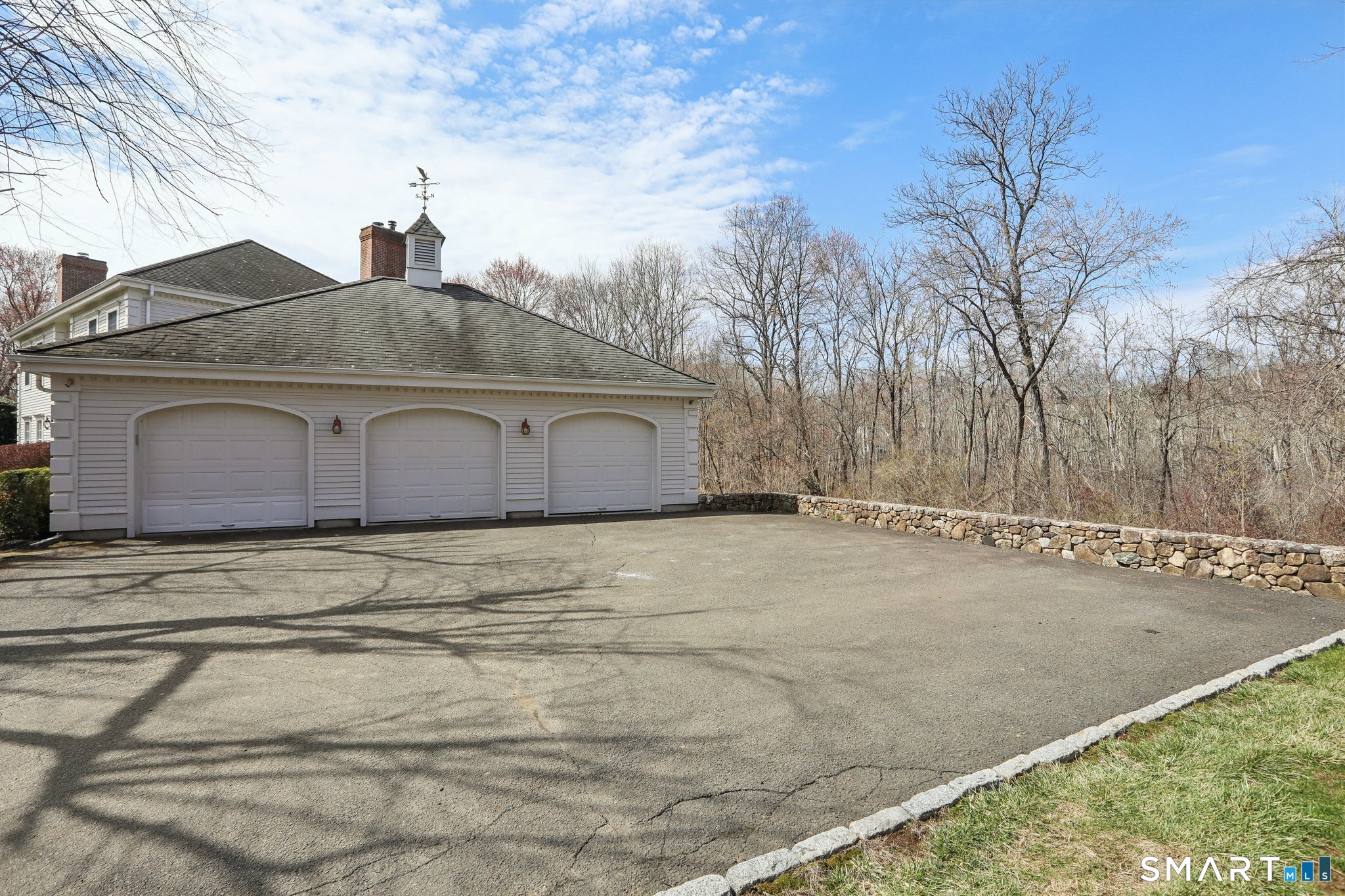100 Chestnut Hill Road Ridgefield, CT 06877 - Photo 33 of 40 a house with a outdoor space