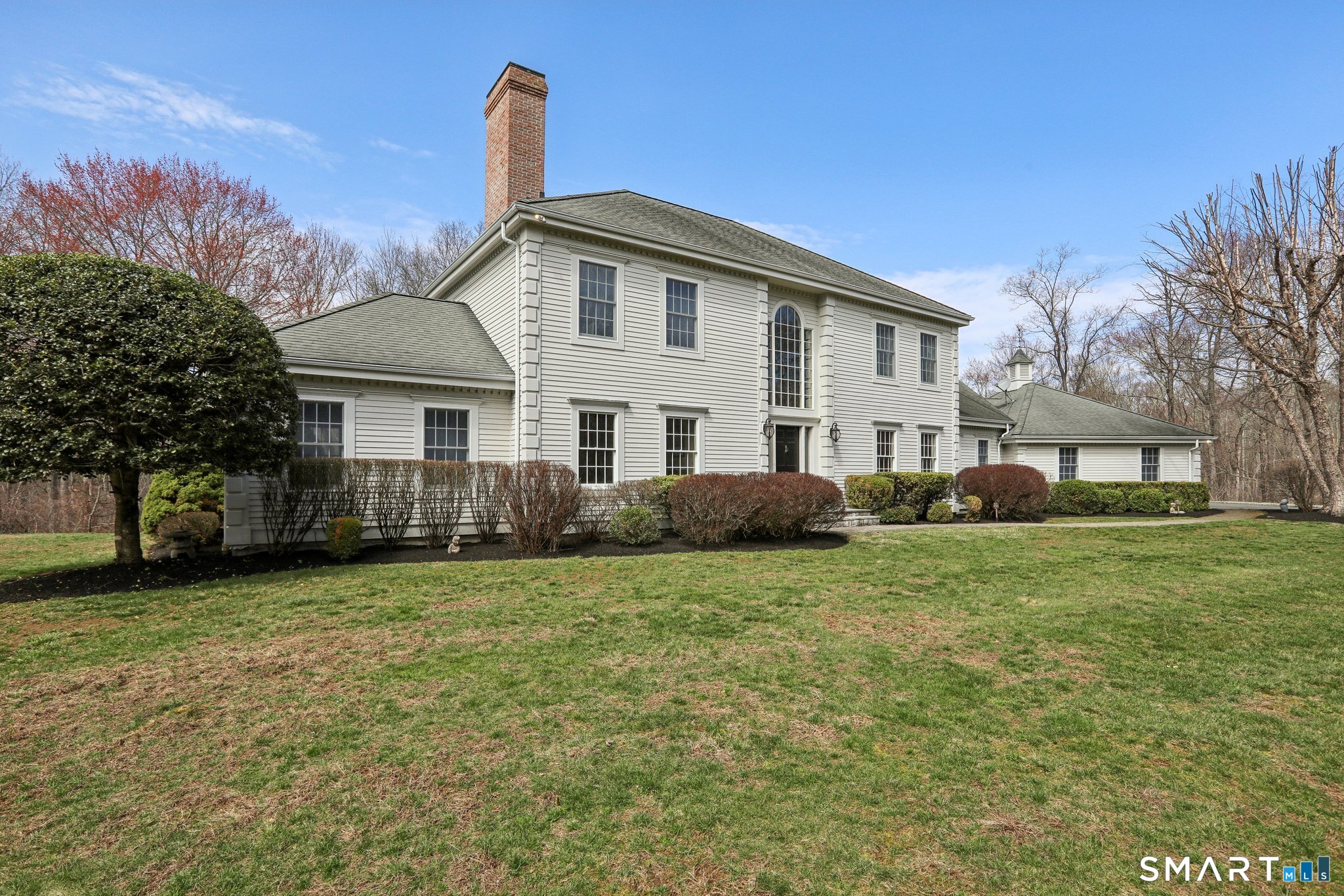 100 Chestnut Hill Road Ridgefield, CT 06877 - Photo 36 of 40 a front view of a house with a garden