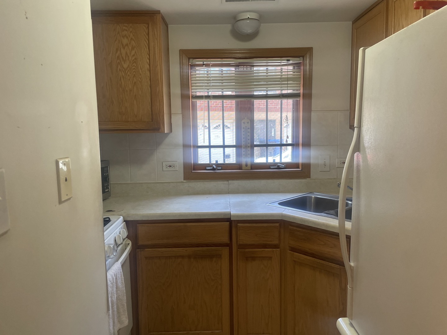 1928 South Wells Street, Unit 1 Chicago, IL 60616 - Photo 4 of 9 a bathroom with a bathtub and a window