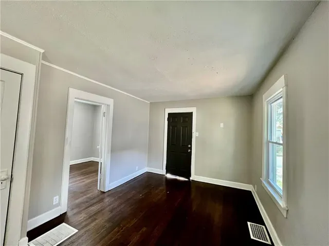 $185,000 | 710 West 76 Street, Kansas City, MO 64114