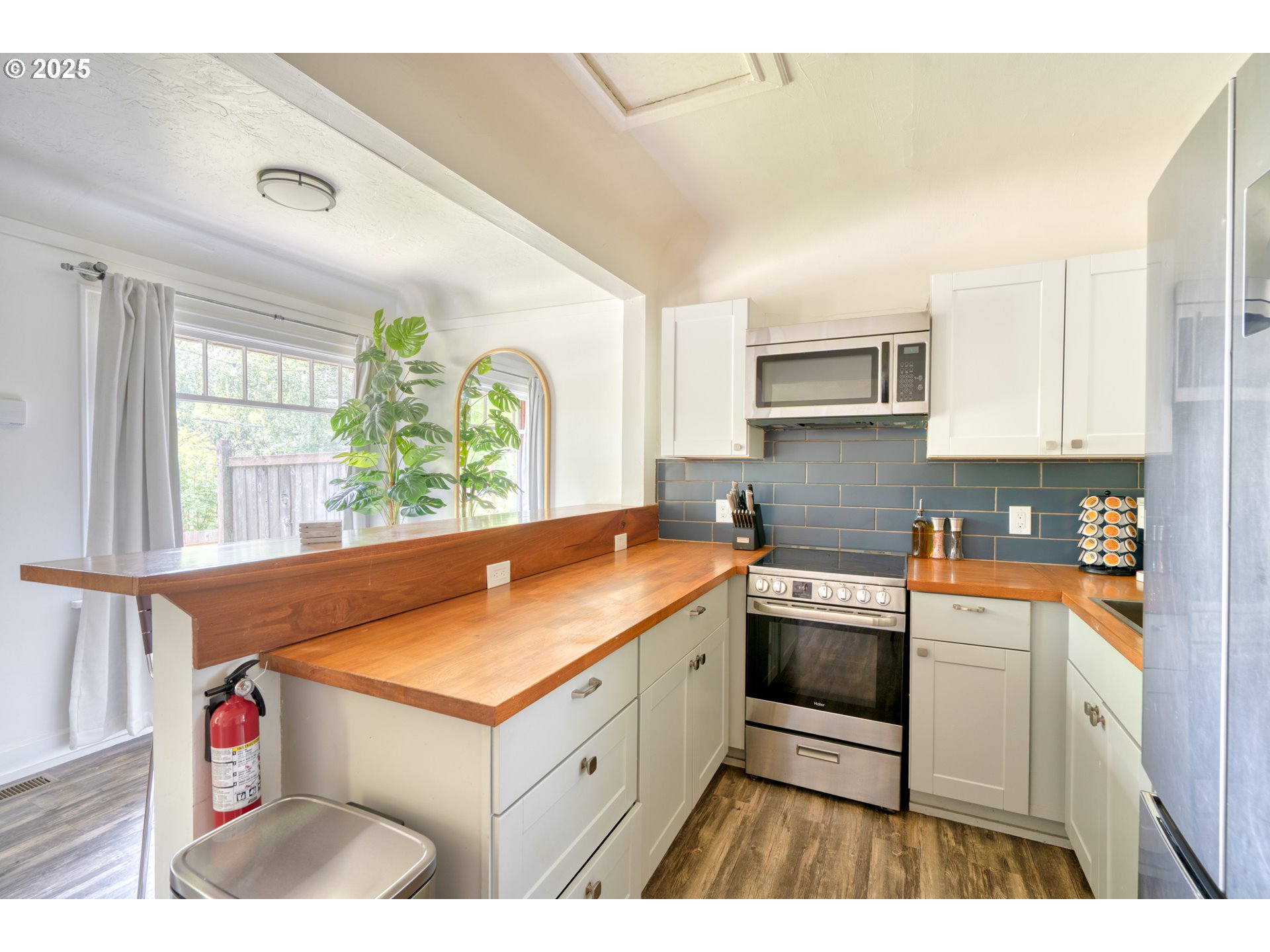 9647 Southwest Capitol Highway Portland, OR 97219 - Photo 30 of 33 a kitchen that has a sink and a stove in it