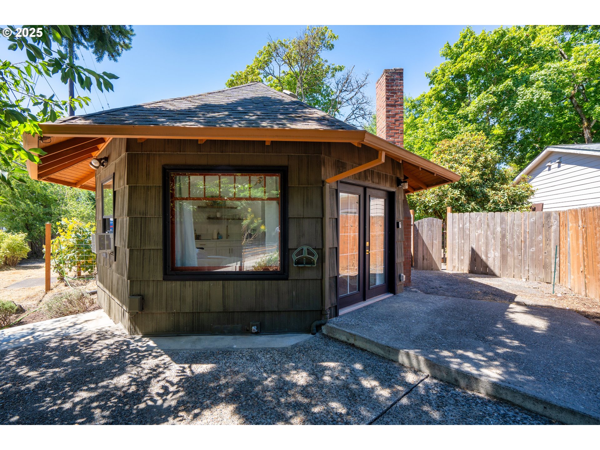 9647 Southwest Capitol Highway Portland, OR 97219 - Photo 3 of 33 a front view of a house with garden