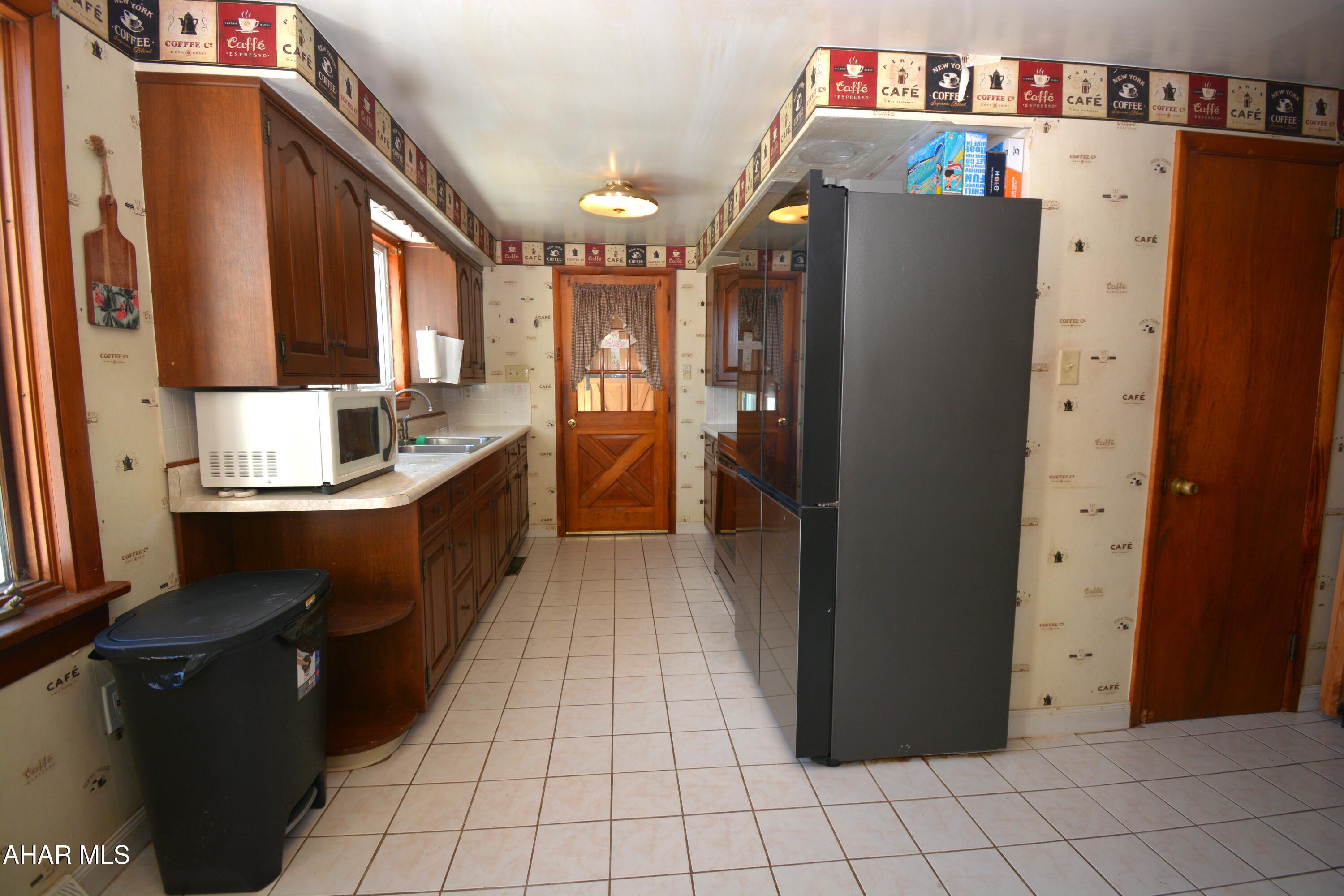 875 Davis Road Altoona, PA 16601 - Photo 4 of 33