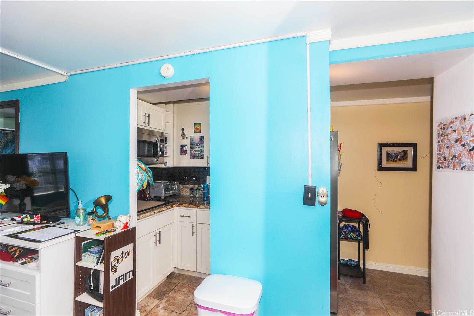 2525 Date Street, Unit 2303 Honolulu, HI 96826 - Photo 7 of 25 a bedroom with a bed and a bathroom